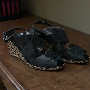 Kenneth Cole Reaction leopard wedge sandals 6.5